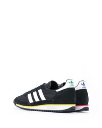 schwarze und weiße Sportschuhe von adidas