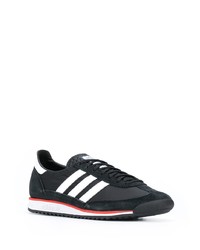 schwarze und weiße Sportschuhe von adidas