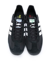 schwarze und weiße Sportschuhe von adidas