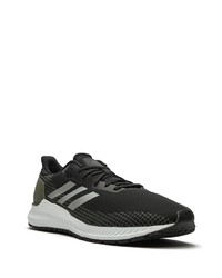 schwarze und weiße Sportschuhe von adidas