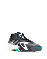 schwarze und weiße Sportschuhe von adidas