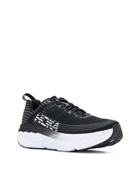 schwarze und weiße Sportschuhe von Hoka One One