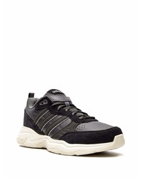 schwarze und weiße Sportschuhe von adidas