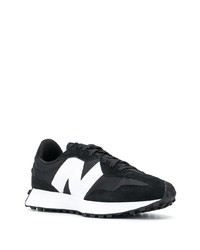 schwarze und weiße Sportschuhe von New Balance