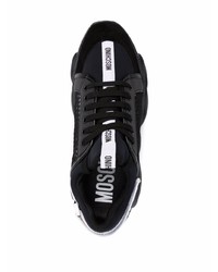 schwarze und weiße Sportschuhe von Moschino