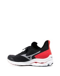 schwarze und weiße Sportschuhe von Mizuno