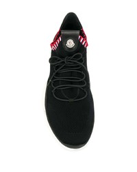 schwarze und weiße Sportschuhe von Moncler