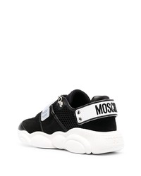 schwarze und weiße Sportschuhe von Moschino