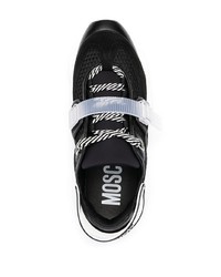 schwarze und weiße Sportschuhe von Moschino