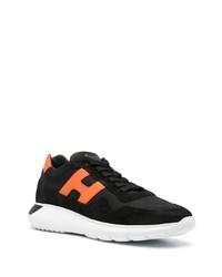 schwarze und weiße Sportschuhe von Hogan