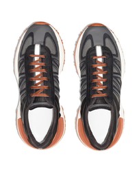 schwarze und weiße Sportschuhe von Maison Margiela