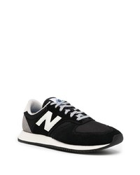 schwarze und weiße Sportschuhe von New Balance