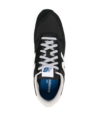 schwarze und weiße Sportschuhe von New Balance