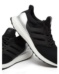 schwarze und weiße Sportschuhe von adidas