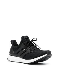 schwarze und weiße Sportschuhe von adidas