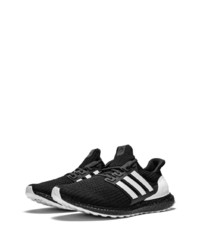 schwarze und weiße Sportschuhe von adidas