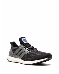 schwarze und weiße Sportschuhe von adidas