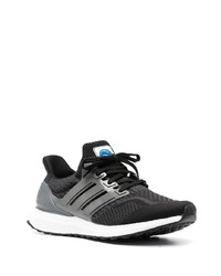 schwarze und weiße Sportschuhe von adidas