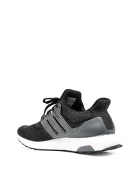 schwarze und weiße Sportschuhe von adidas