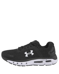 schwarze und weiße Sportschuhe von Under Armour