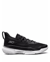 schwarze und weiße Sportschuhe von Under Armour