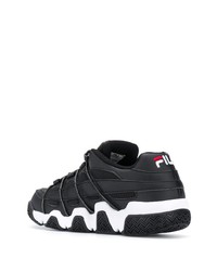 schwarze und weiße Sportschuhe von Fila