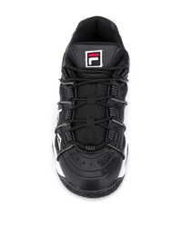 schwarze und weiße Sportschuhe von Fila