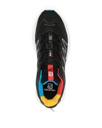 schwarze und weiße Sportschuhe von Salomon