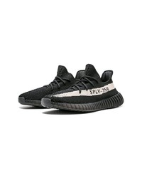 schwarze und weiße Sportschuhe von adidas YEEZY