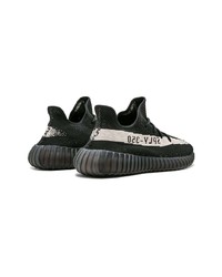 schwarze und weiße Sportschuhe von adidas YEEZY