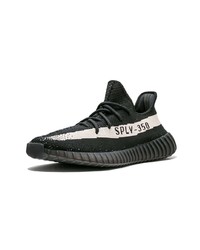 schwarze und weiße Sportschuhe von adidas YEEZY