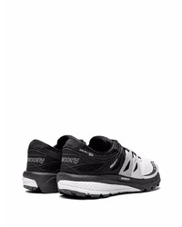 schwarze und weiße Sportschuhe von Saucony