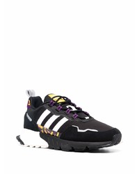 schwarze und weiße Sportschuhe von adidas