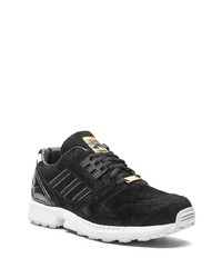 schwarze und weiße Sportschuhe von adidas