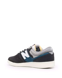 schwarze und weiße Wildleder niedrige Sneakers von New Balance