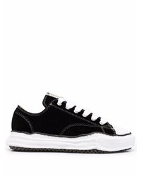 schwarze und weiße Wildleder niedrige Sneakers von Maison Mihara Yasuhiro