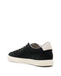 schwarze und weiße Wildleder niedrige Sneakers von Common Projects