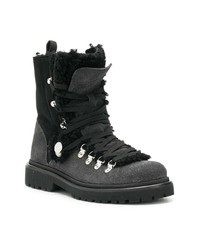 schwarze verzierte flache Stiefel mit einer Schnürung aus Leder von Moncler