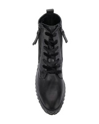 schwarze verzierte flache Stiefel mit einer Schnürung aus Leder von Kennel + Schmenger