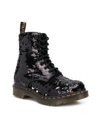 schwarze verzierte flache Stiefel mit einer Schnürung aus Leder von Dr. Martens