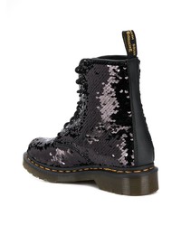 schwarze verzierte flache Stiefel mit einer Schnürung aus Leder von Dr. Martens