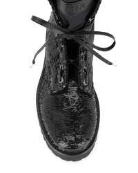 schwarze verzierte flache Stiefel mit einer Schnürung aus Leder von RtA