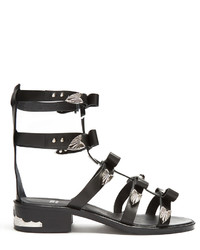 schwarze verzierte Römersandalen