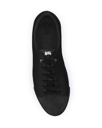 schwarze Wildleder niedrige Sneakers von SWEA