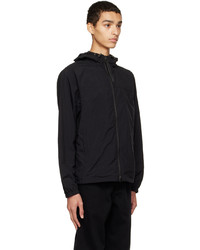 schwarze Windjacke von MAISON KITSUNÉ