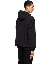 schwarze Windjacke von MAISON KITSUNÉ