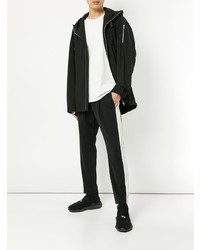 schwarze Windjacke von Kazuyuki Kumagai