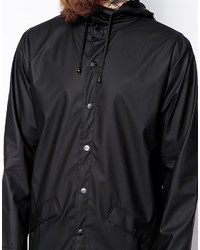 schwarze Windjacke von Rains