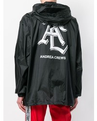 schwarze Windjacke von Andrea Crews