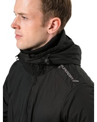 schwarze Windjacke von Superdry